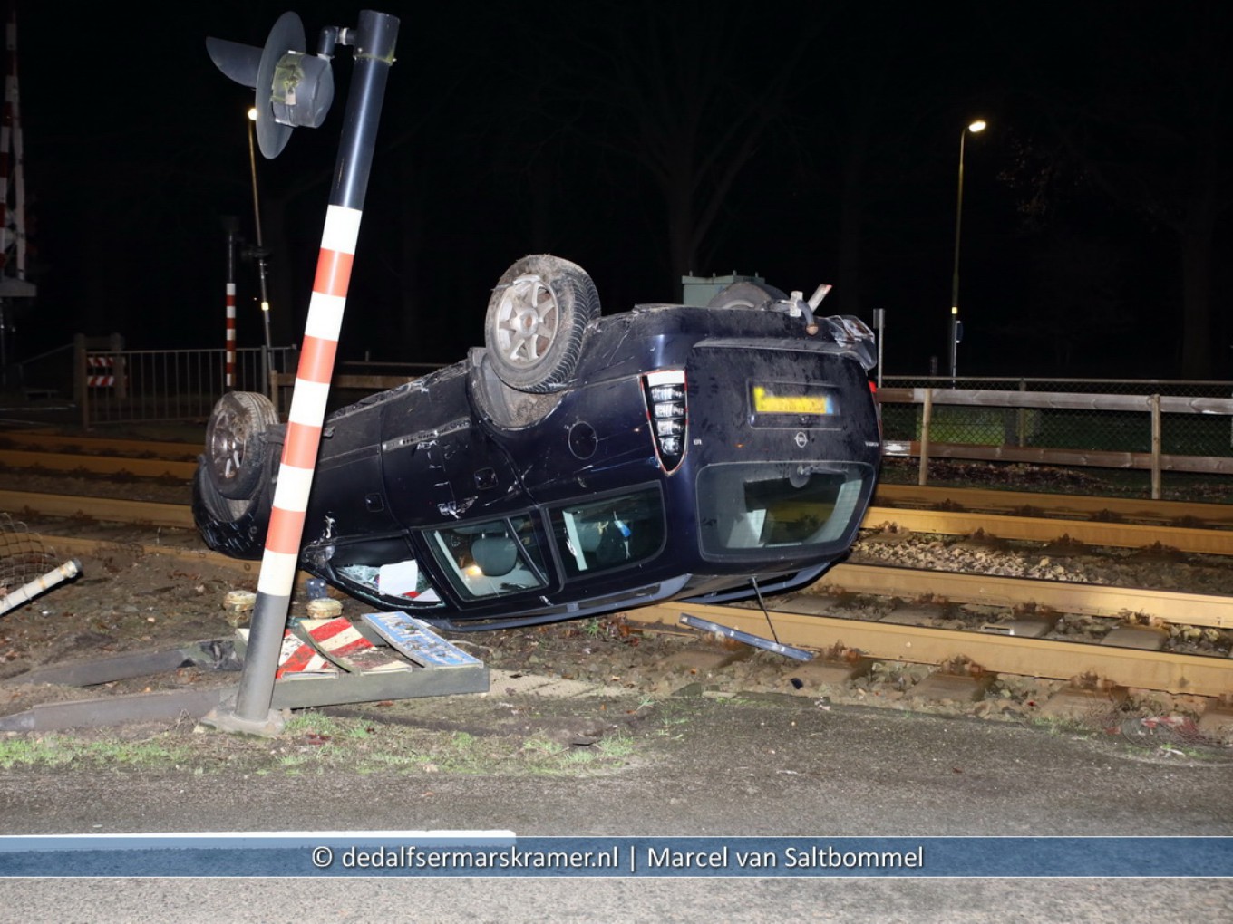 Auto slaat over de kop op spoorwegovergang Dalfsen