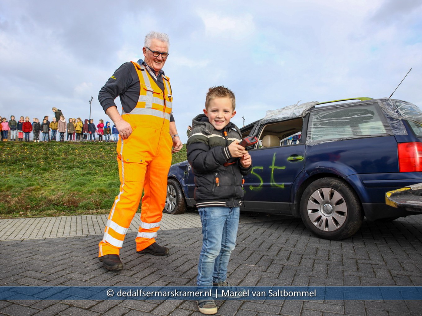 Jurre haalt samen met opa Albert een auto uit de sloot