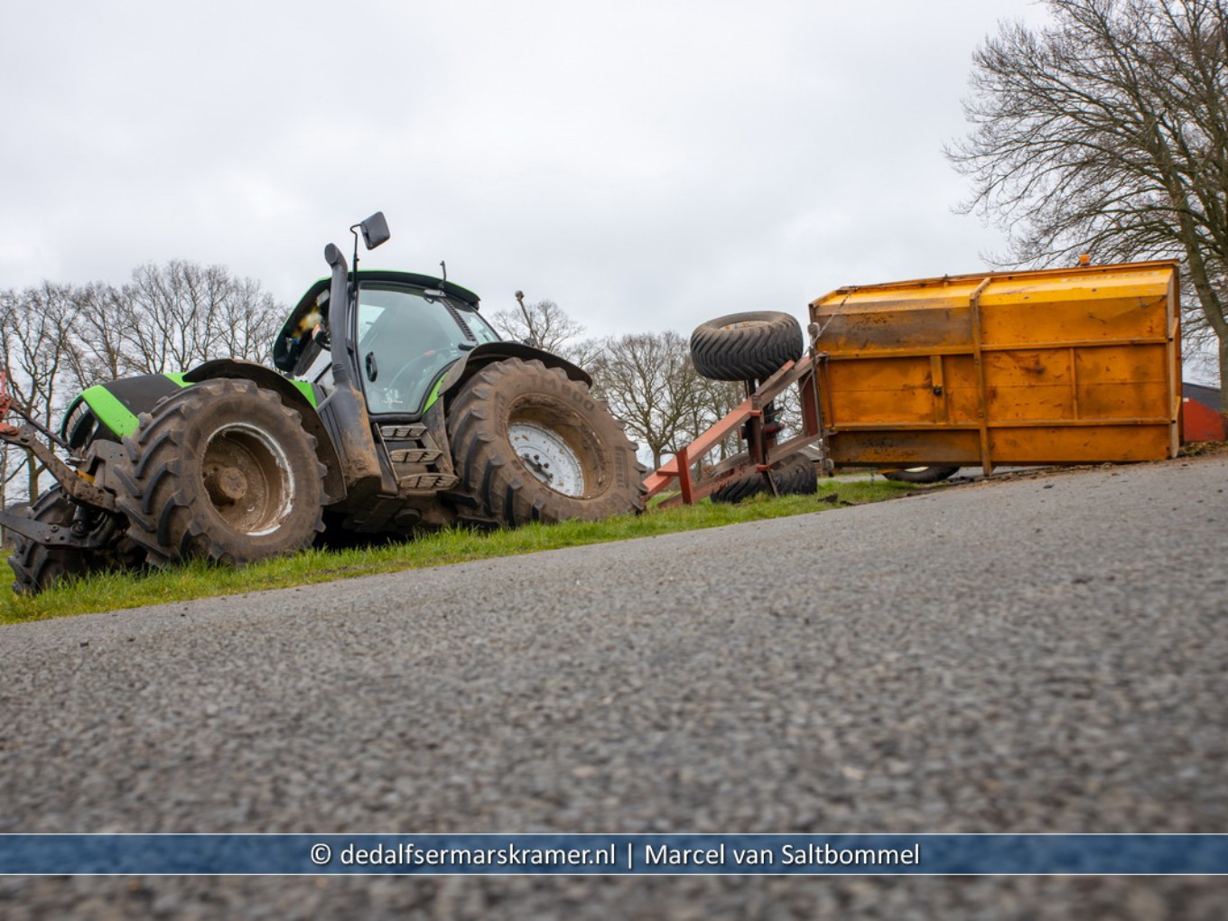 Tractor met kieper gekanteld De Maat