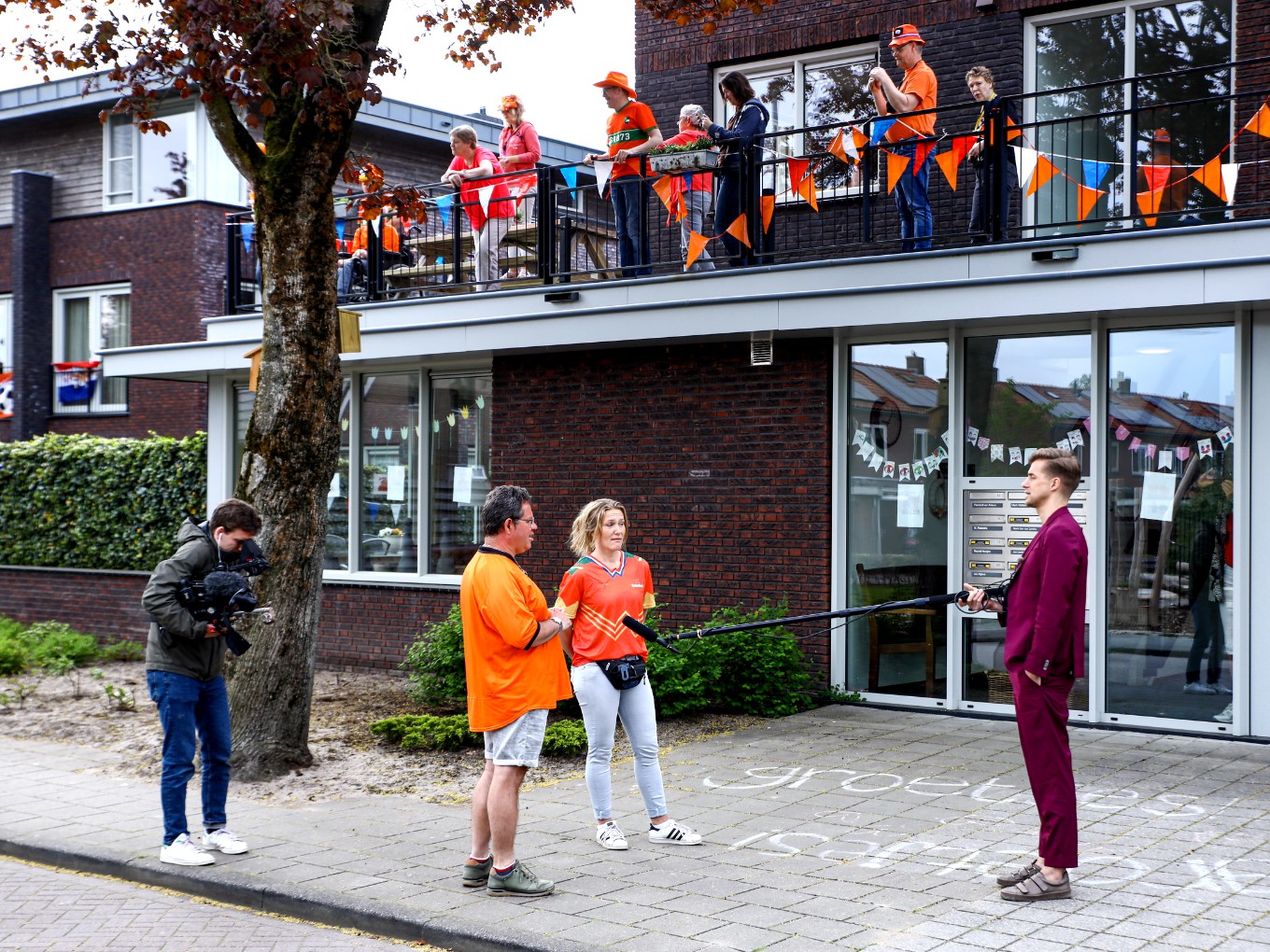 NOS filmt in Nieuwleusen voor Koningsdagspecial
