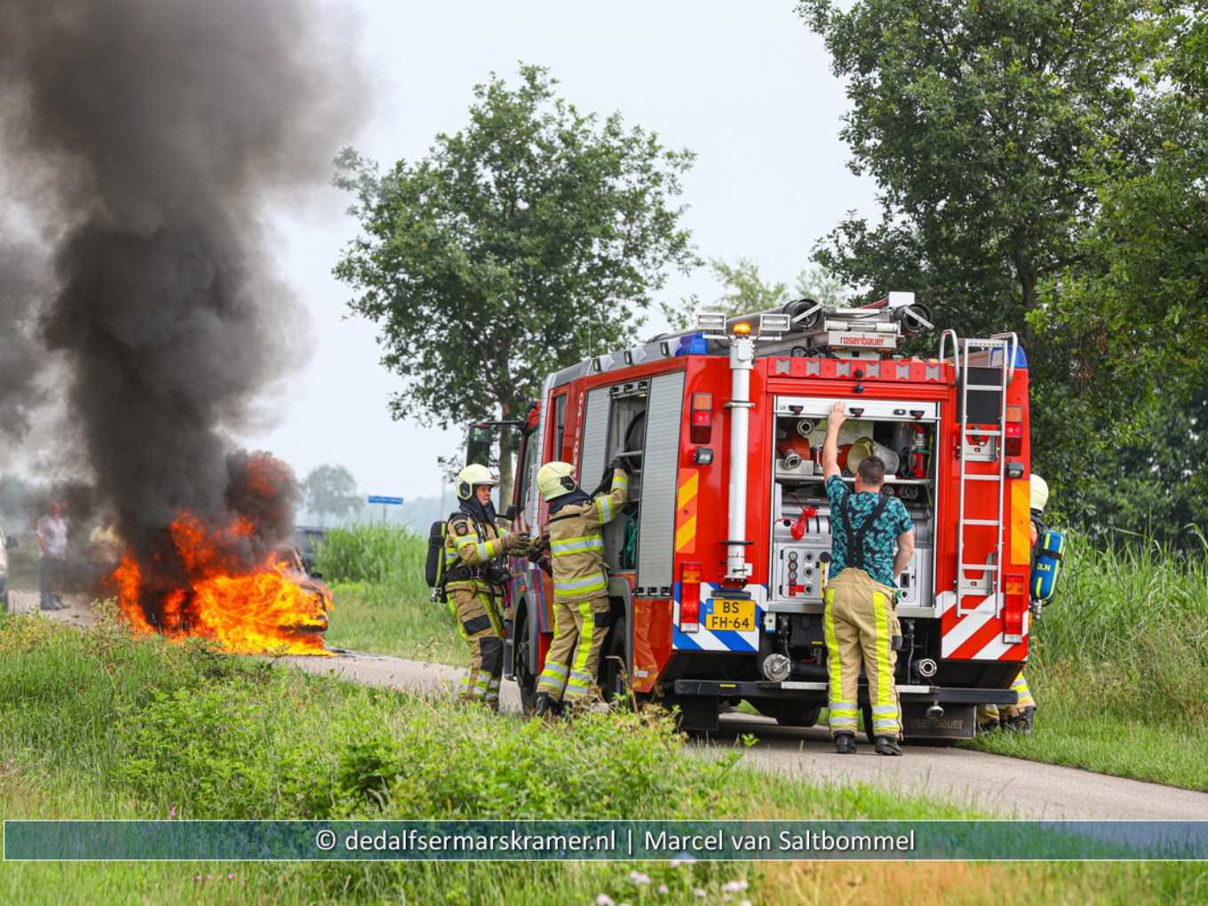 Auto gaat volledig in vlammen op