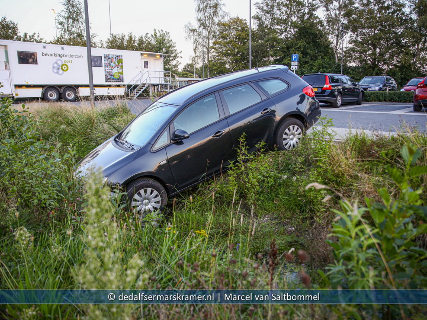 Wederom rolt een auto in de sloot