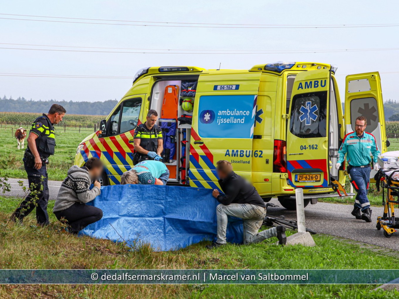 Wielrenner met letsel naar het ziekenhuis overgebracht