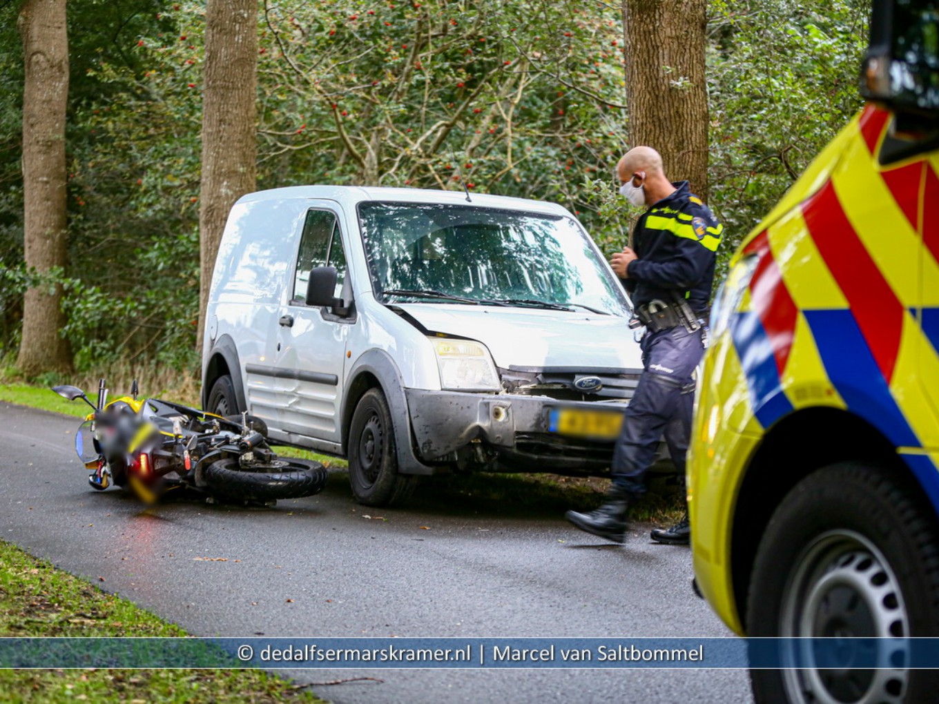 Licht gewonde bij aanrijding auto-brommer Bijkersweg