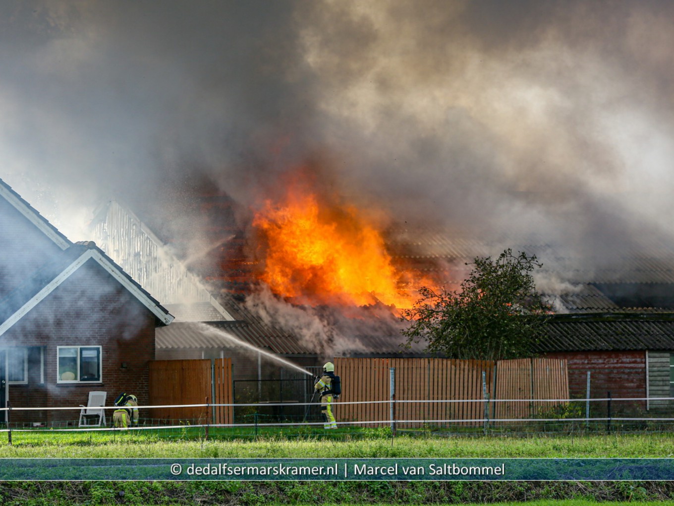 Brandweer Nieuwleusen assisteert bij grote brand
