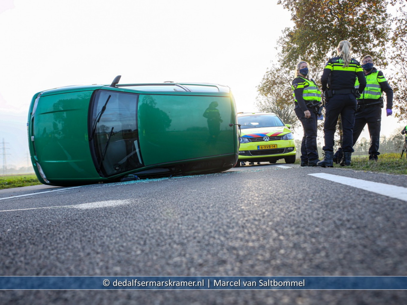Auto gekanteld op het Westeinde N758