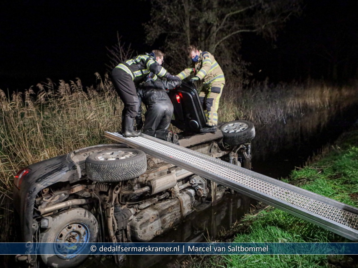 Auto te water, bestuurder naar ziekenhuis