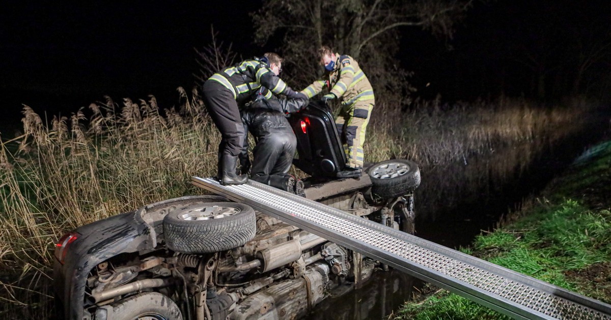 Auto te water Vinkenbuurt, bestuurder naar ziekenhuis