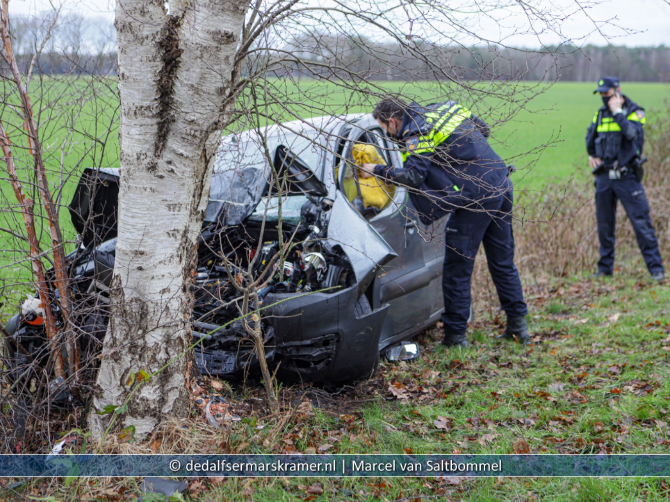 Auto rijdt tegen boom op de N348