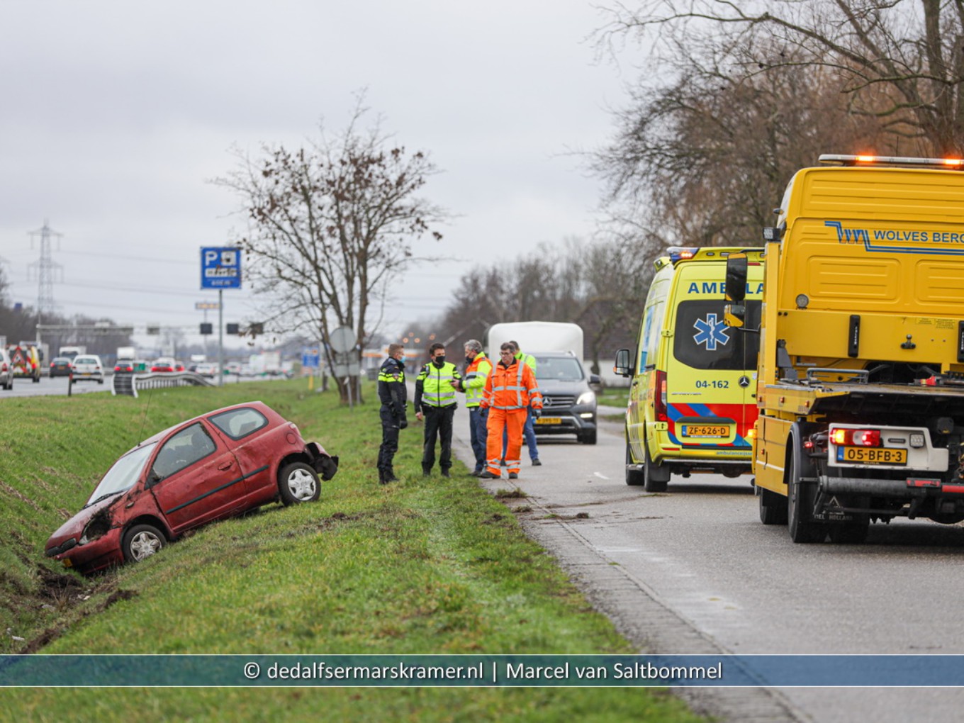 Auto schiet van de snelweg af bij De Lichtmis