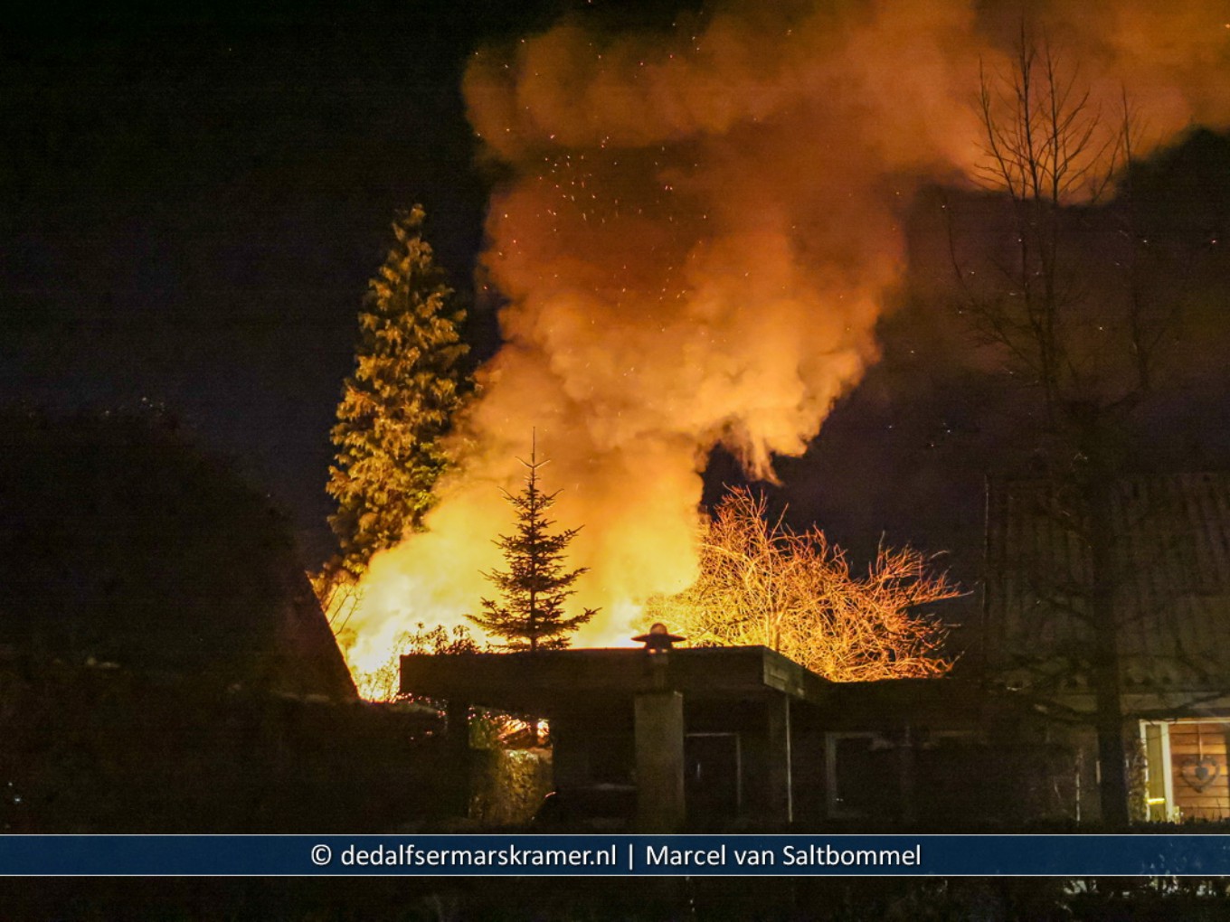 Tuinhuis door brand verwoest in Nieuwleusen