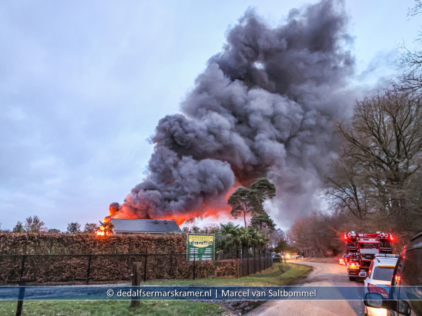 Grote brand in Giethmen verwoest bedrijfshal