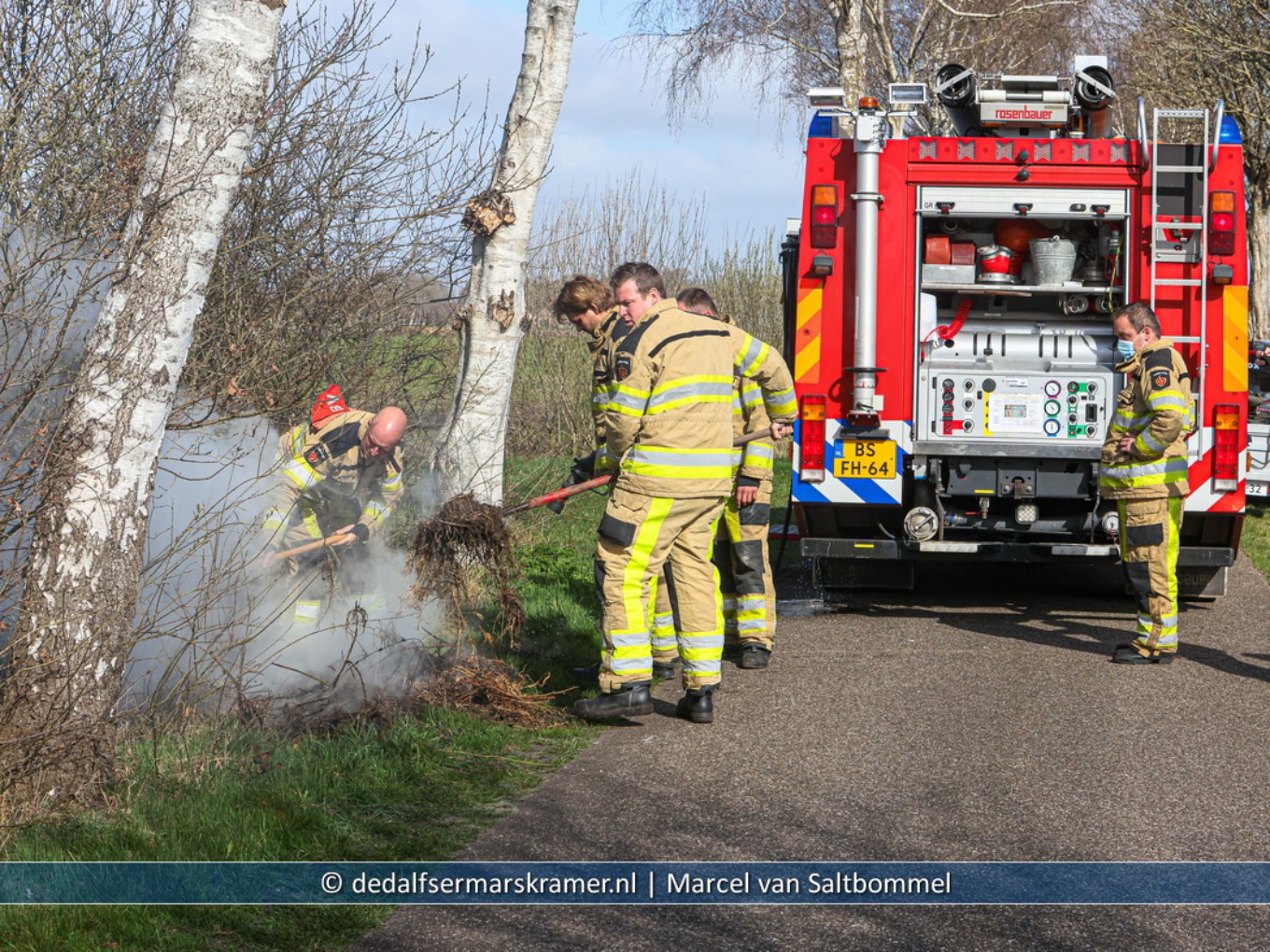 Brandweer rukt uit voor bermbrand Weth. Bijkersweg