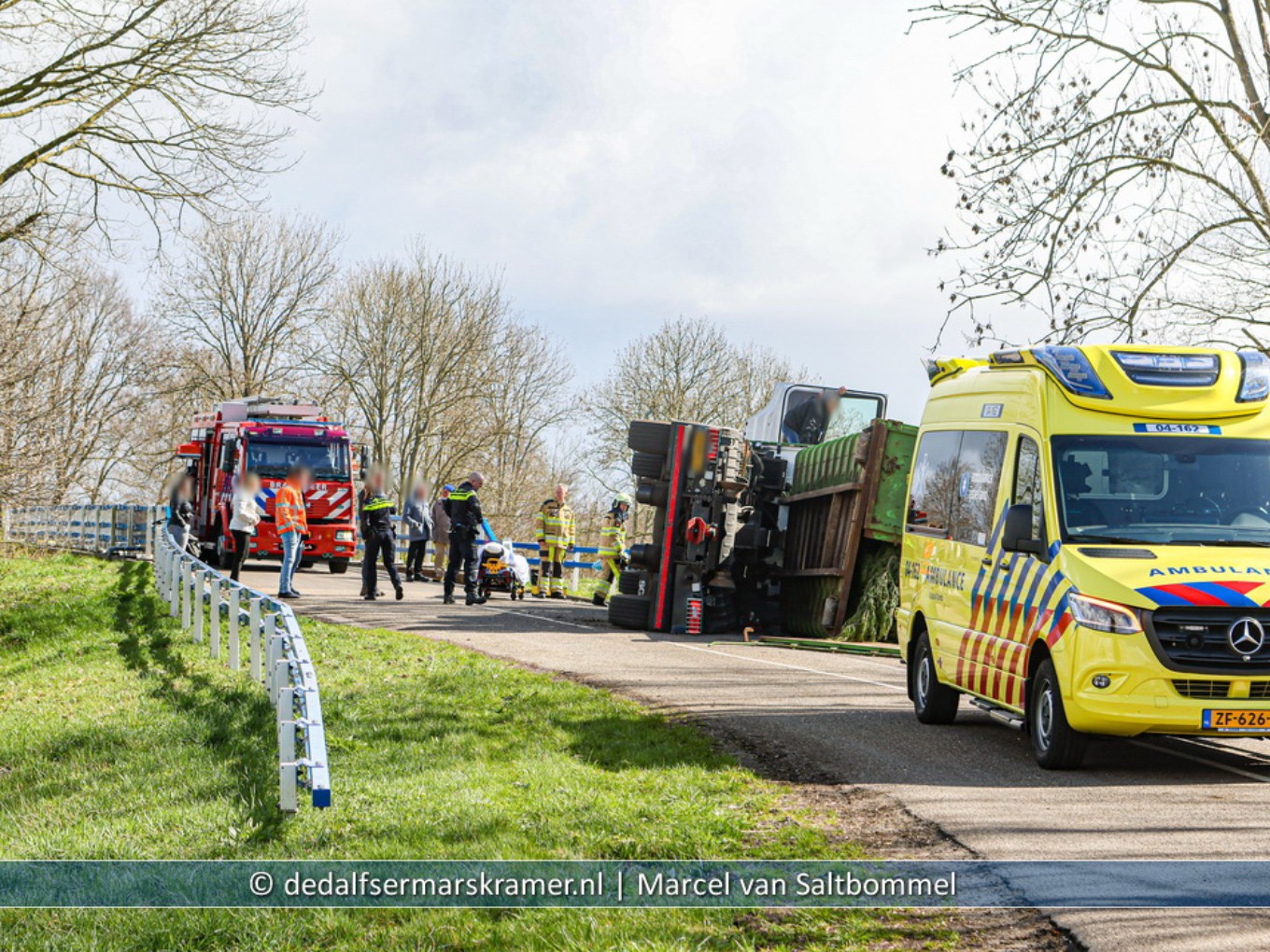 Vrachtwagen gekanteld op viaduct Sluitersweg Rouveen