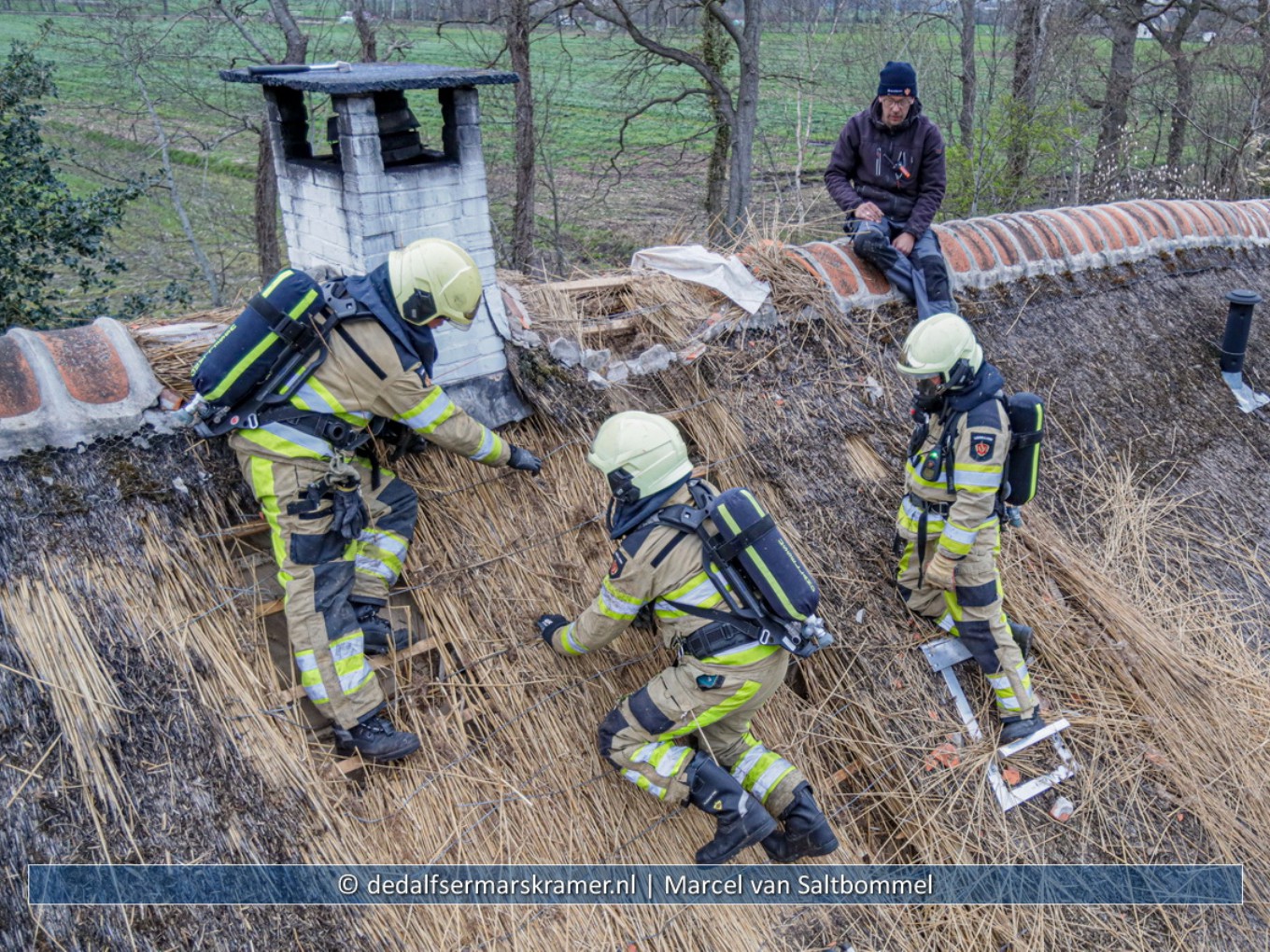 Rietdekker traint brandweermensen op riettrekken