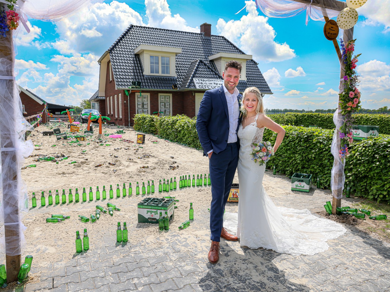 Bruidspaar krijgt een eigen strand in de voortuin
