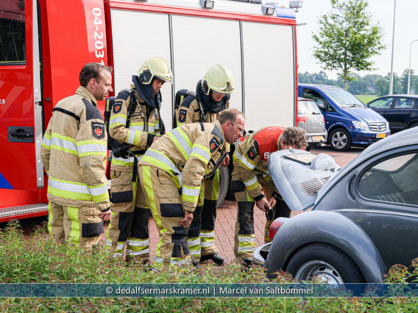 Oldtimer raakt in brand op parkeerplaats Nieuwleusen