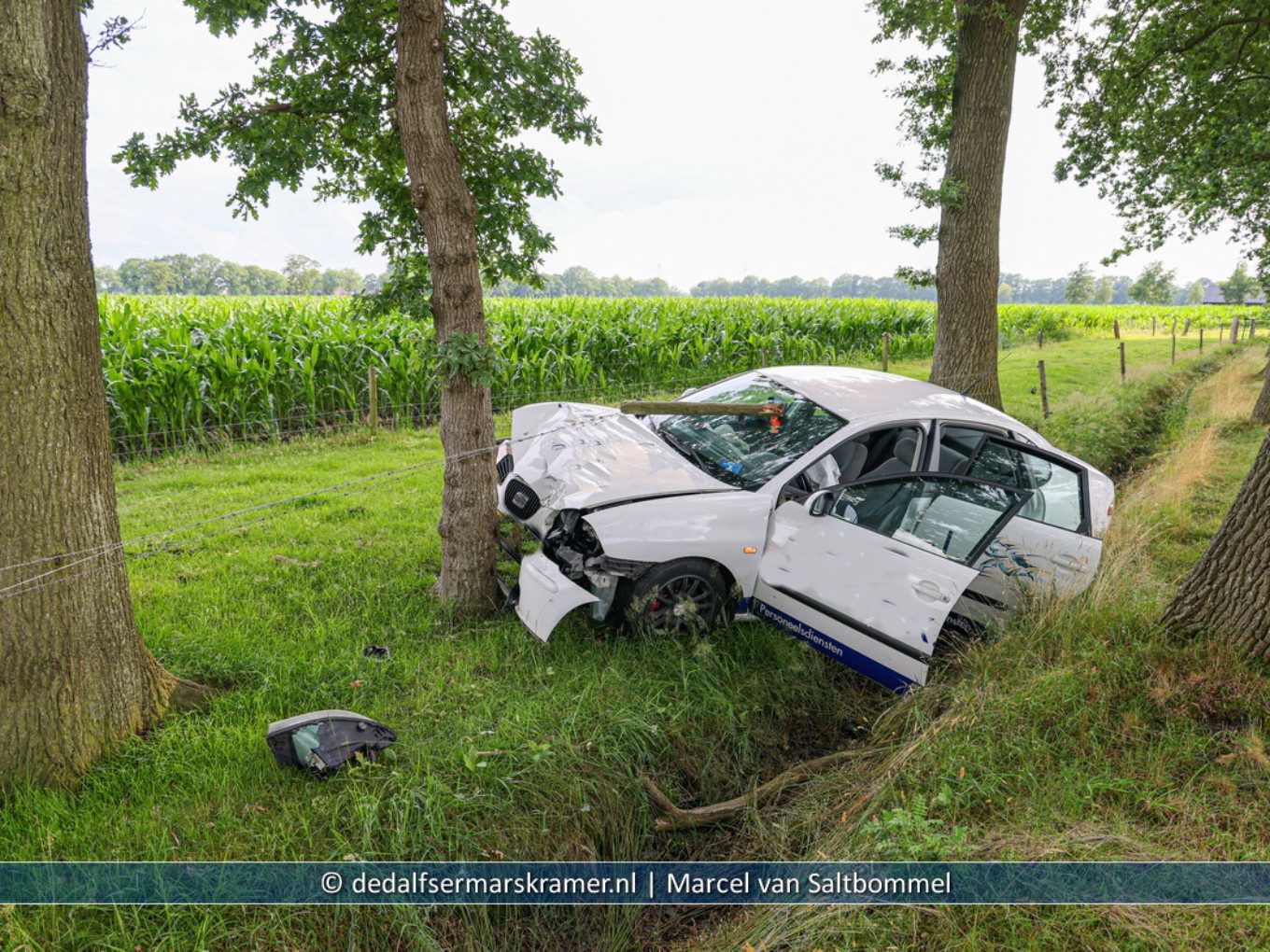 Auto zwaar beschadigd na aanrijding Hulstkampenweg