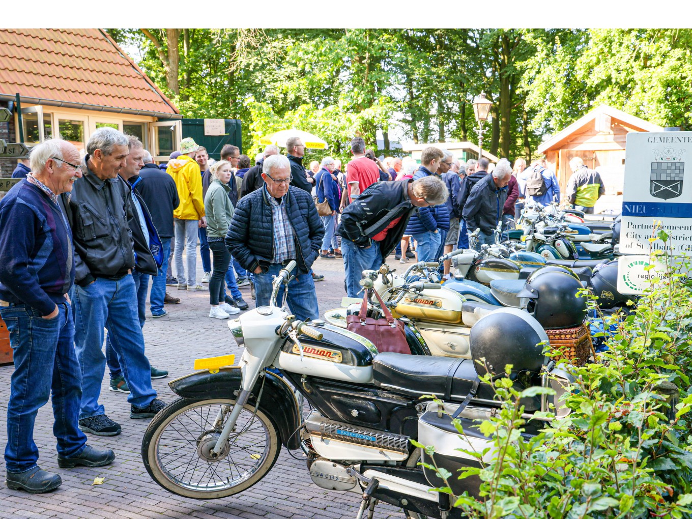 Union bromfietsen zorgen voor nostalgisch beeld in Vechtdal