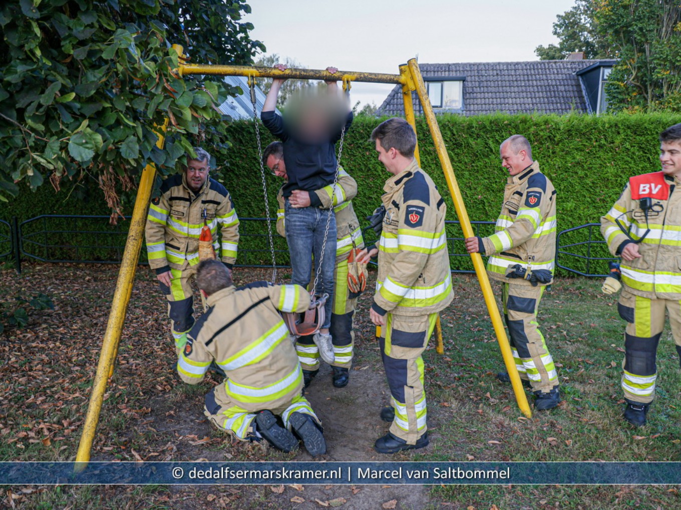 Jongen zit vast in schommel speeltuin Nieuwleusen