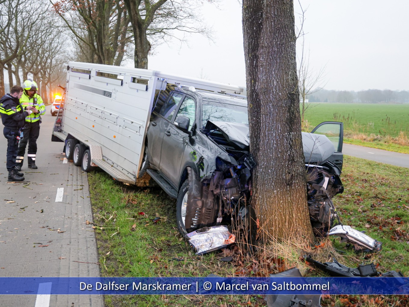 Auto met aanhanger tegen boom Jagtlusterallee
