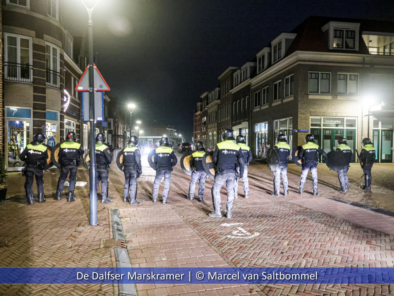 Politie veegt laatste feestgangers van het Raadhuisplein
