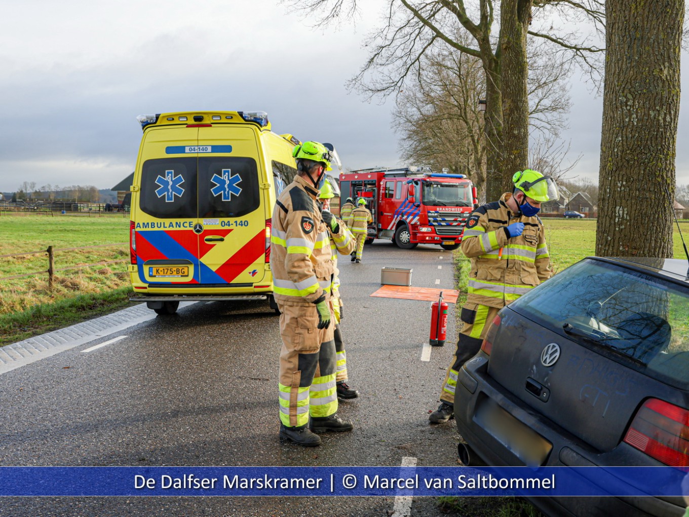 Auto tegen boom, bestuurder gewond
