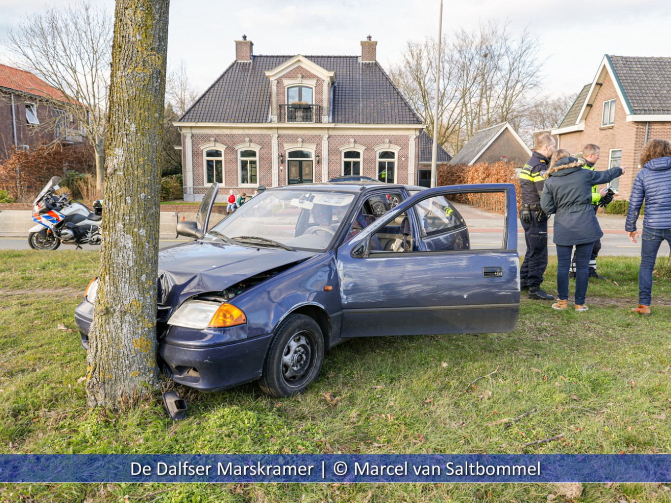 Auto gelanceerd door beton barrier