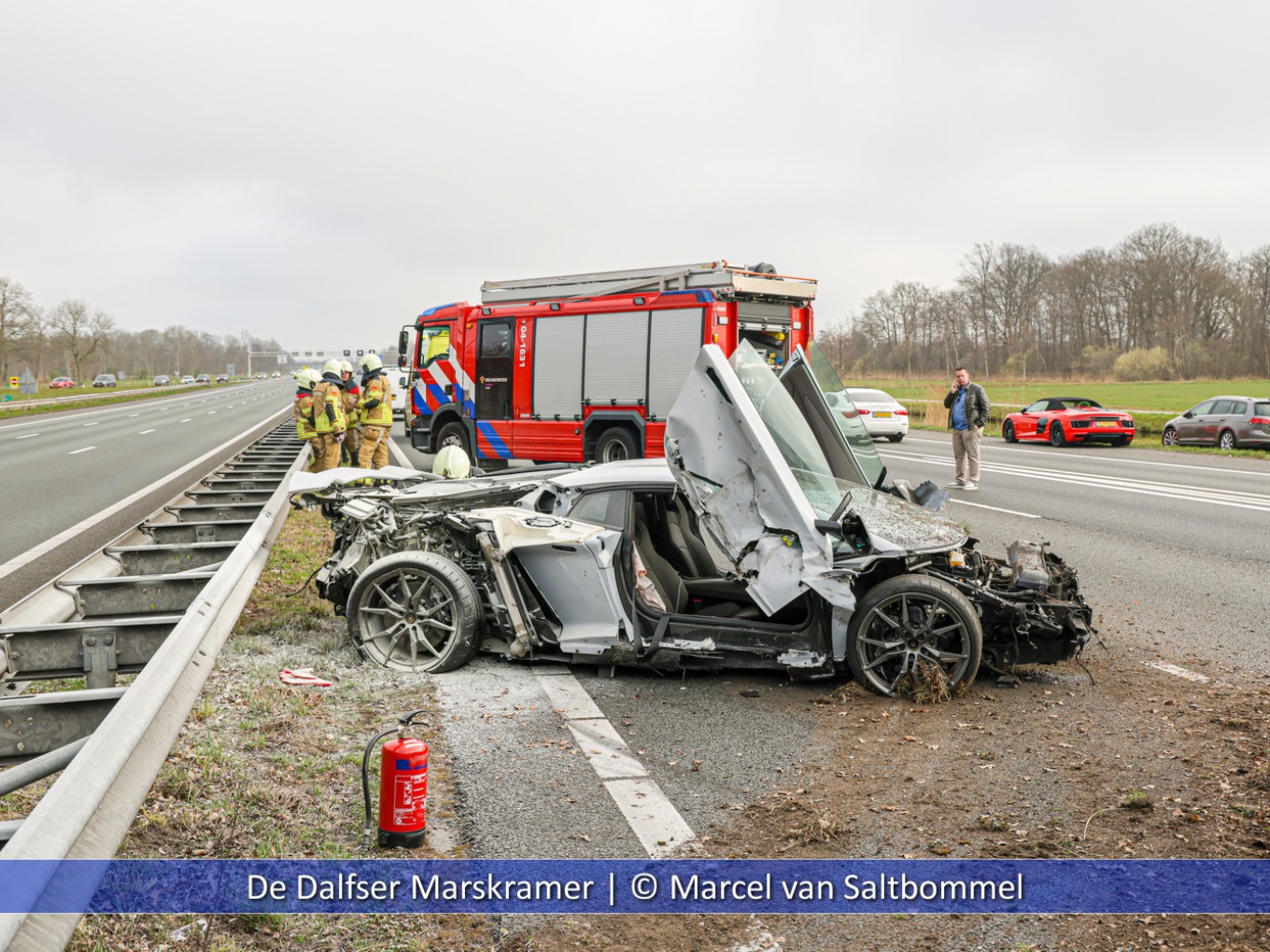 Lamborghini van 500.000 euro tegen vangrail