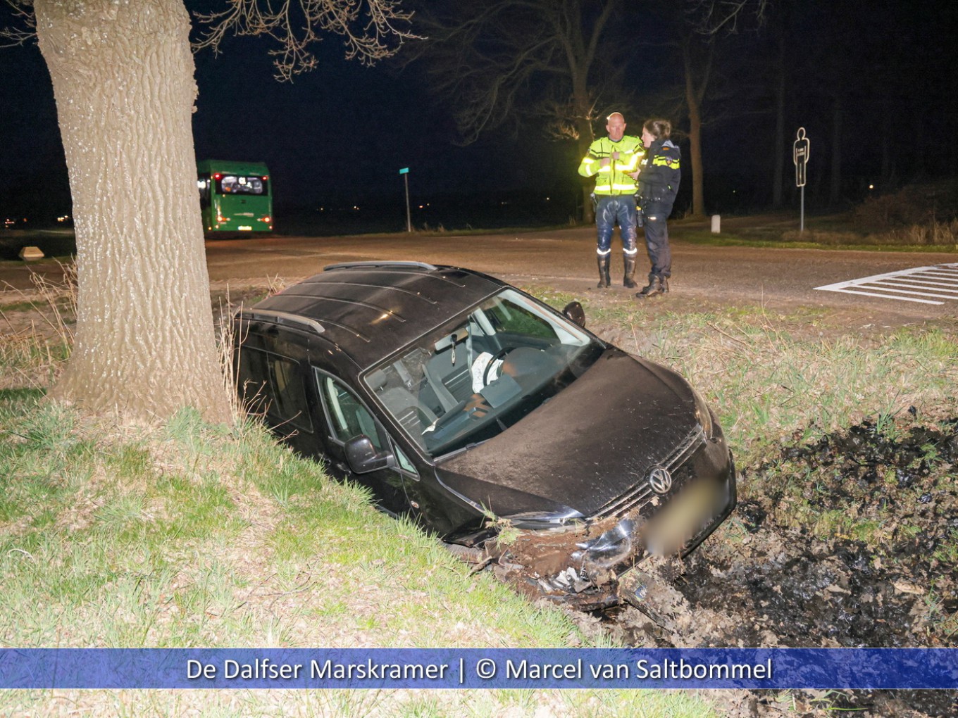 Auto in sloot, bestuurder spoorloos