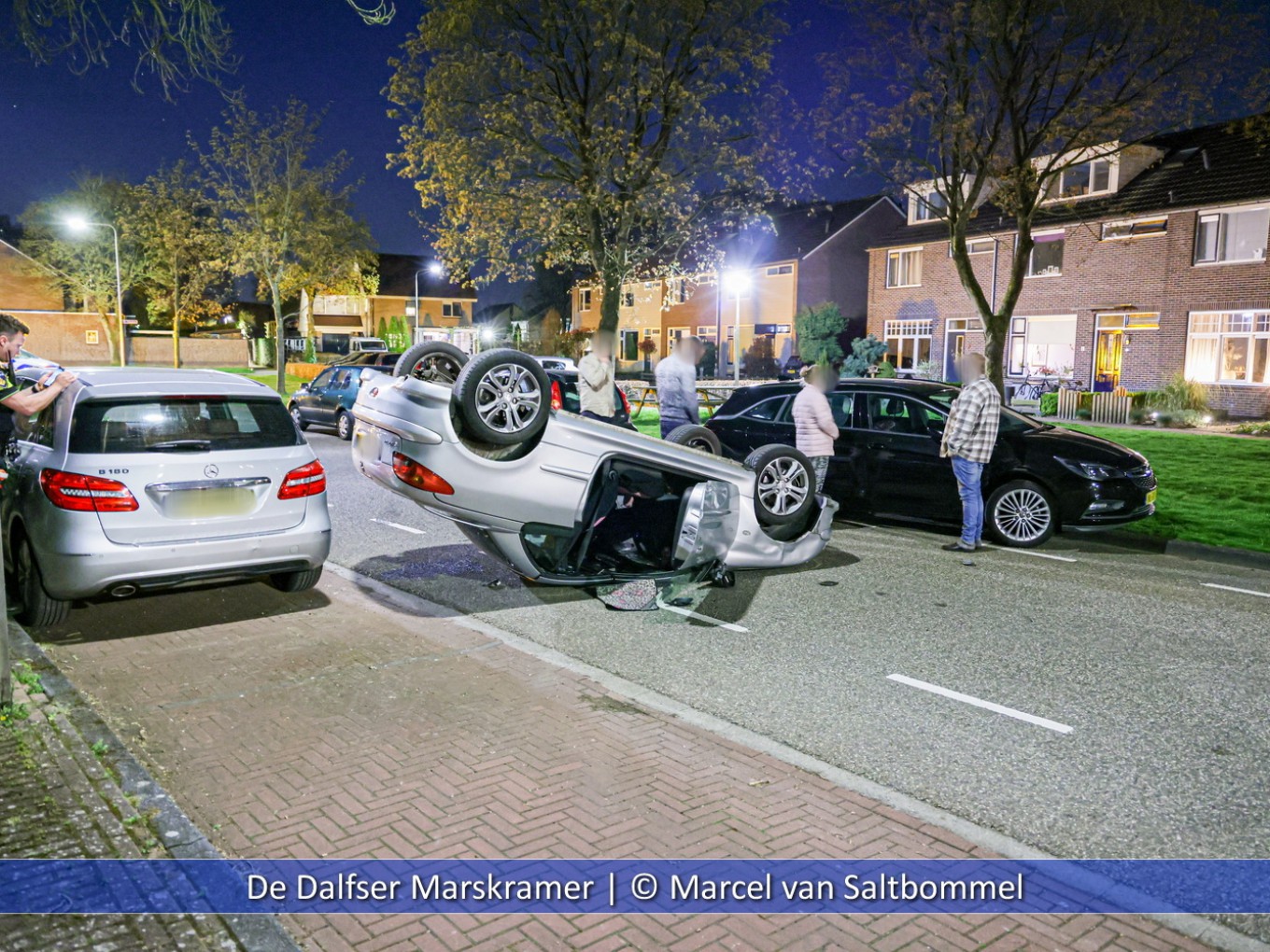 Auto op het dak na aanrijding