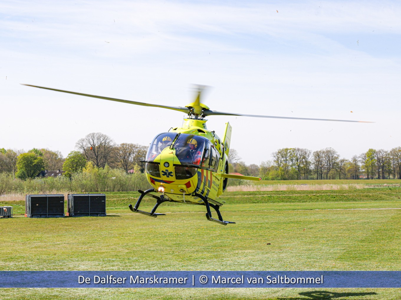 Traumahelikopter landt bij gemeentehuis Dalfsen