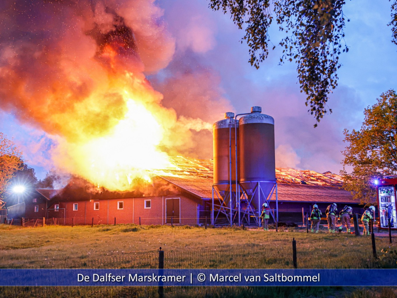 Grote brand verwoest grote kippenschuur in Varsen