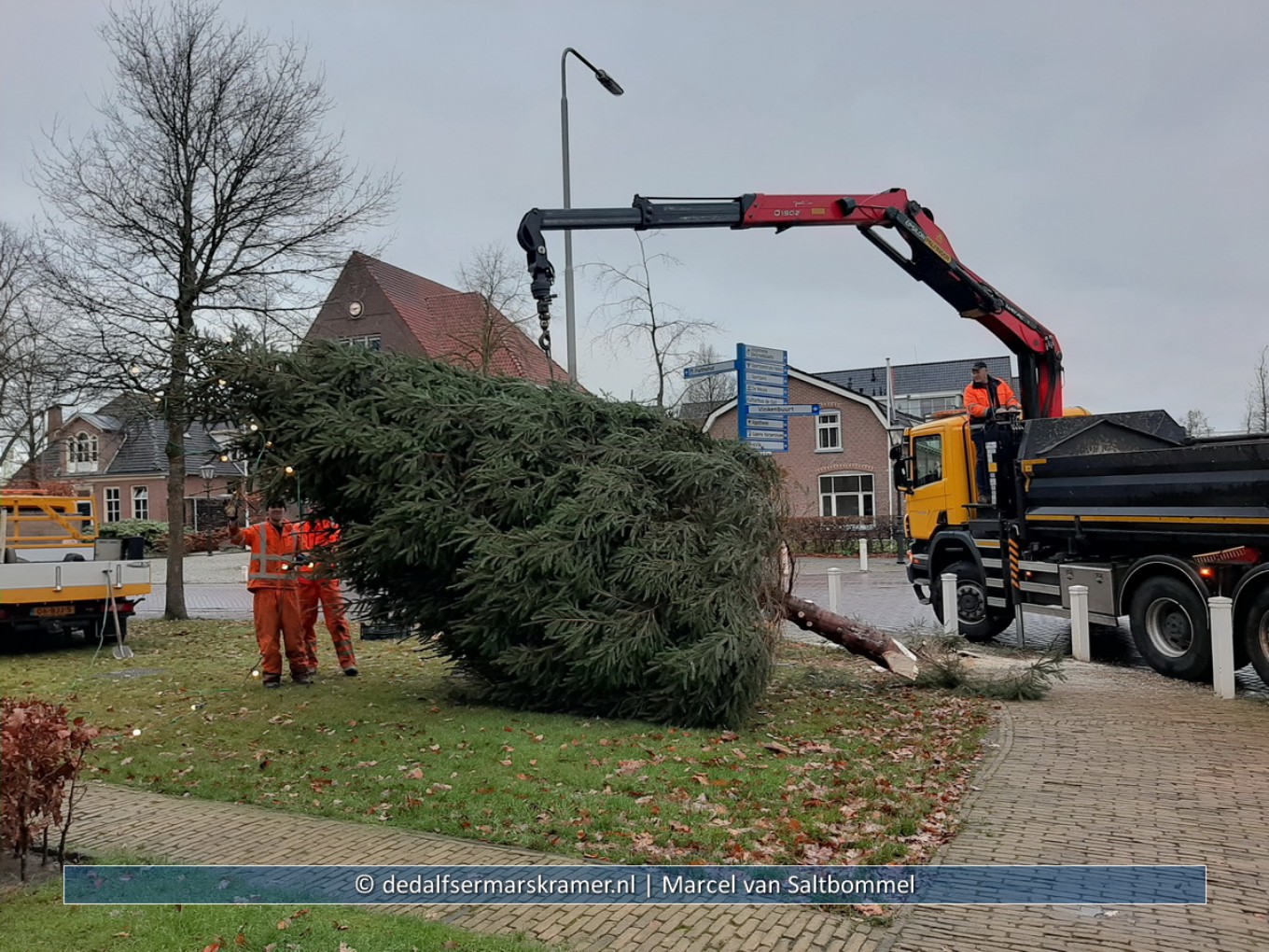 De kerstboom staat weer te pronken bij de Grote Kerk