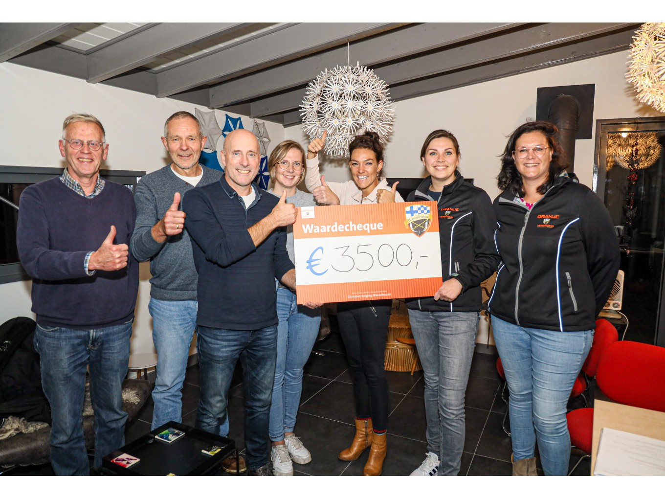 Natuurboerderij BalkInn ontvangt cheque van Oranjevereniging Nieuwleusen
