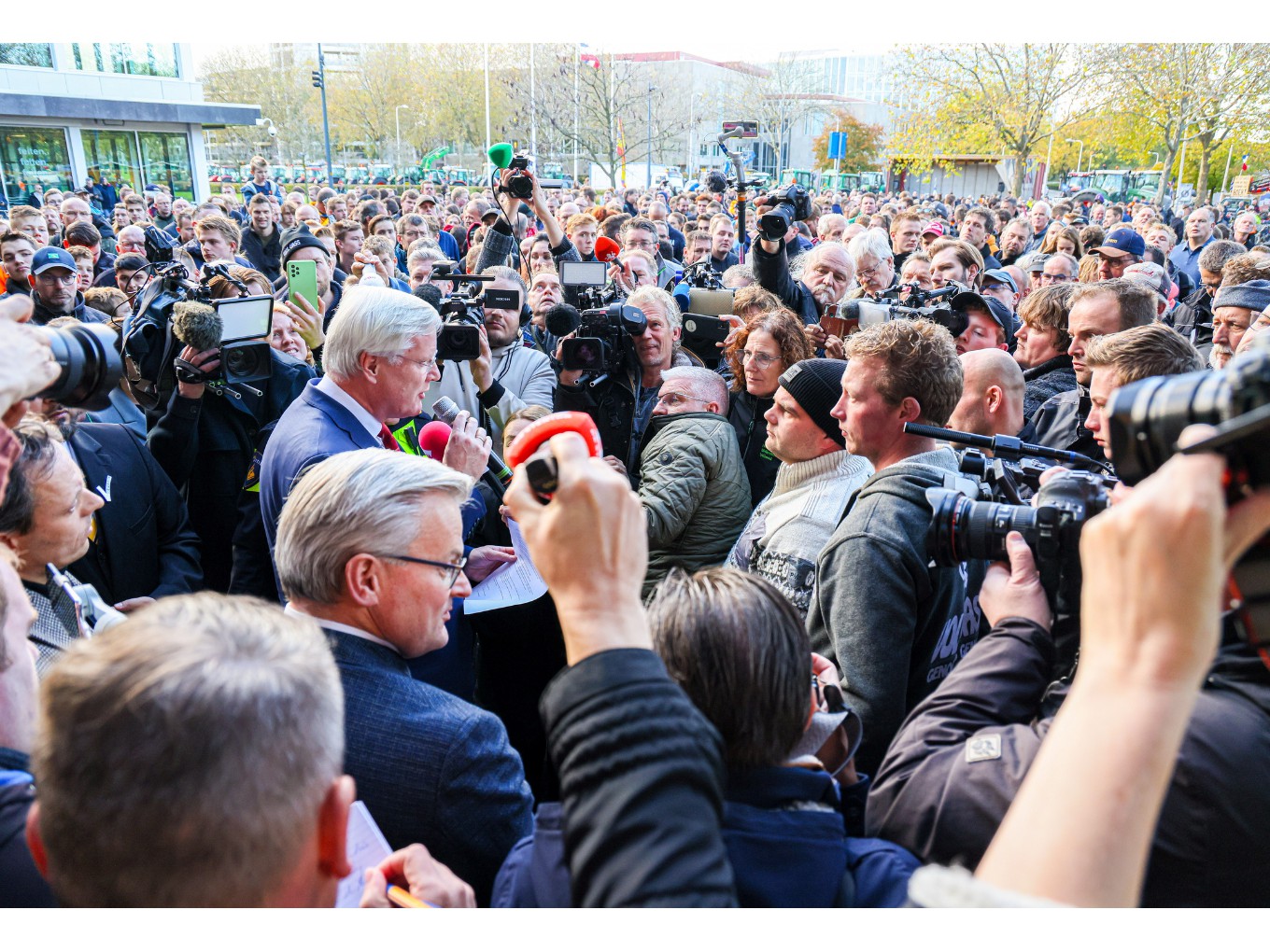 Boeren protesteren bij provinciehuis in Zwolle
