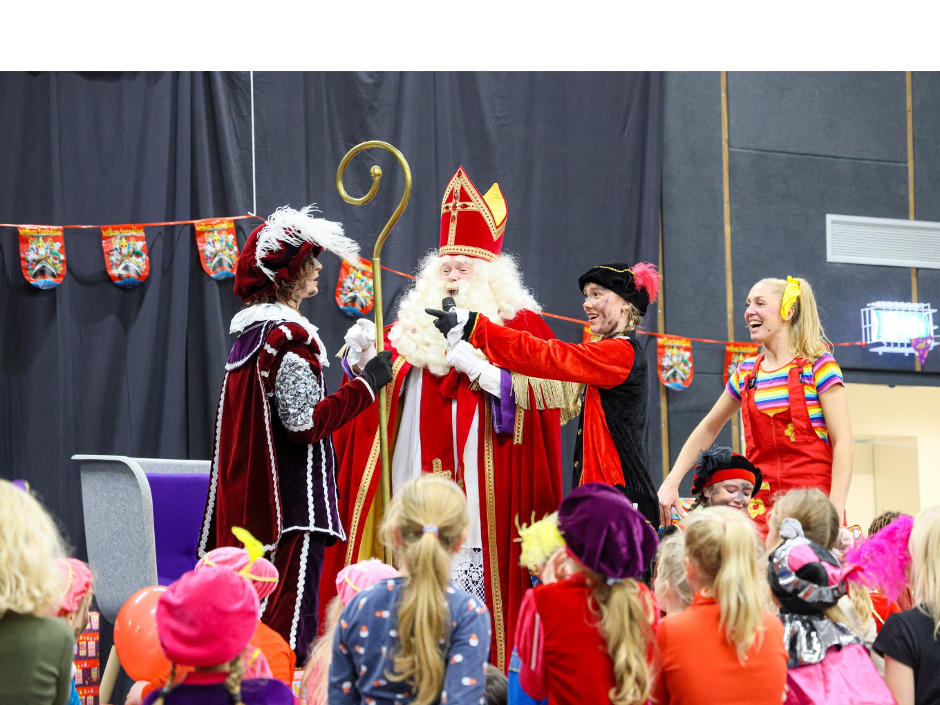 Sinterklaas feestelijk onthaald in De Spil in Nieuwleusen