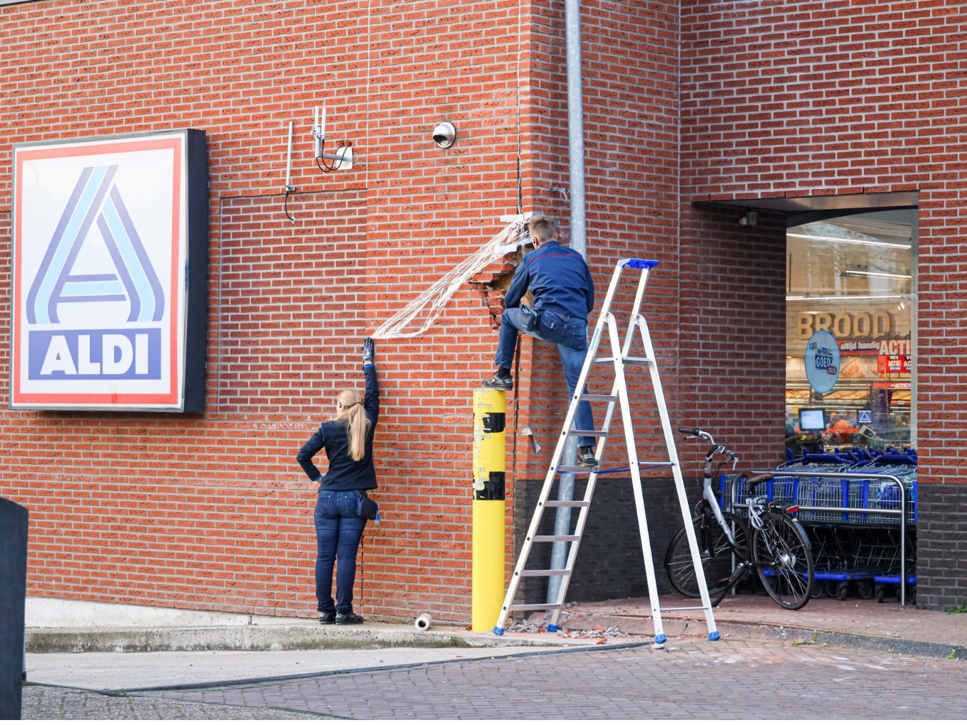 Vrachtwagen ramt gevel Aldi Nieuwleusen
