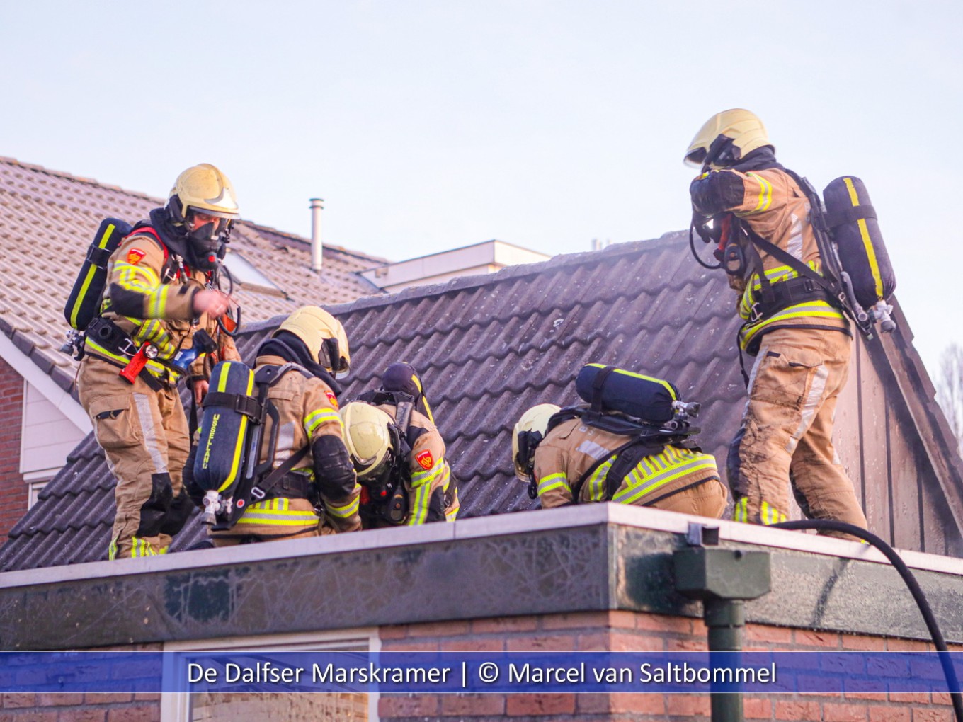 Felle brand achter woning Van Tydecampstraat