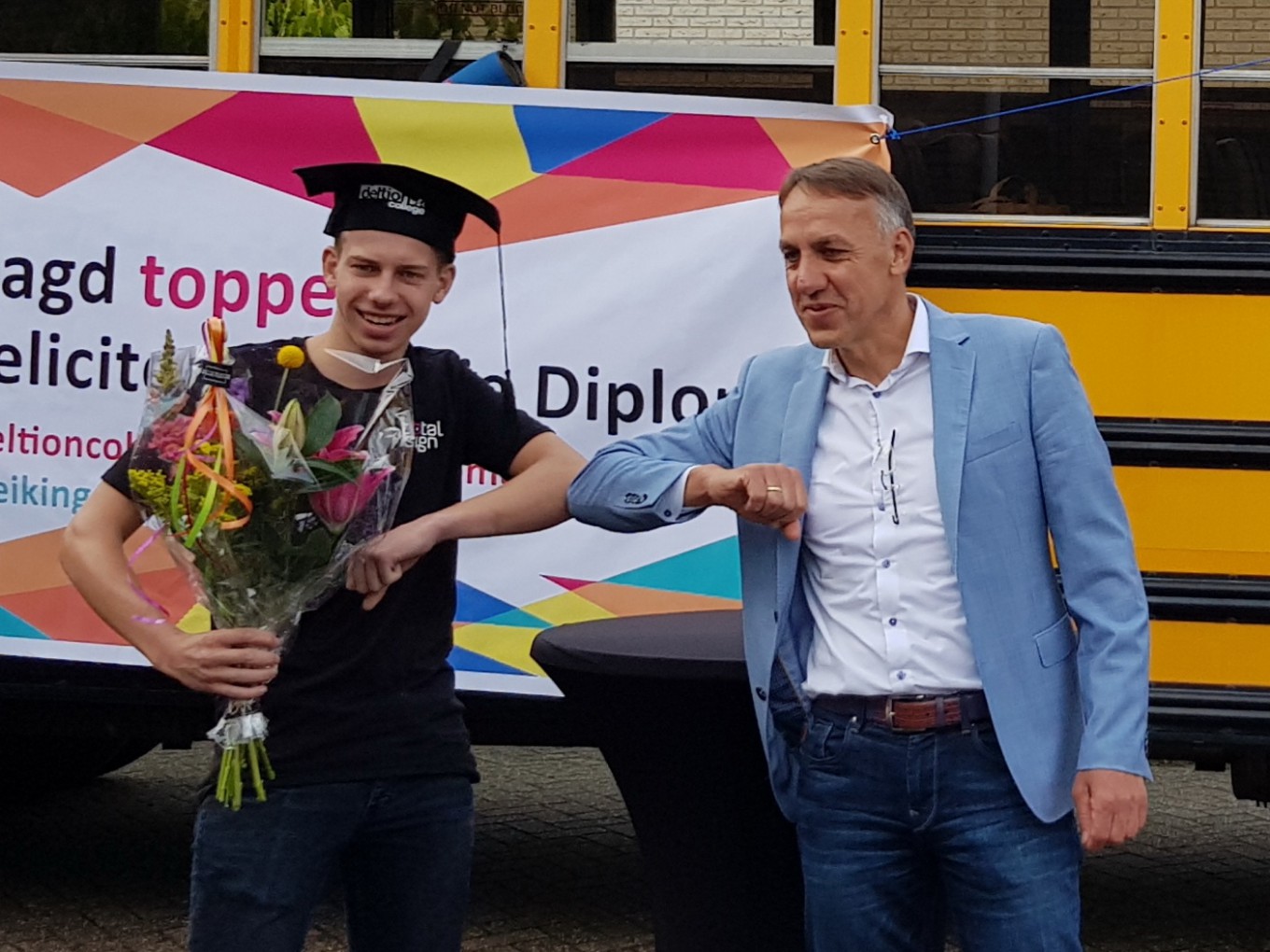 Martijn krijgt zijn diploma op de stoep