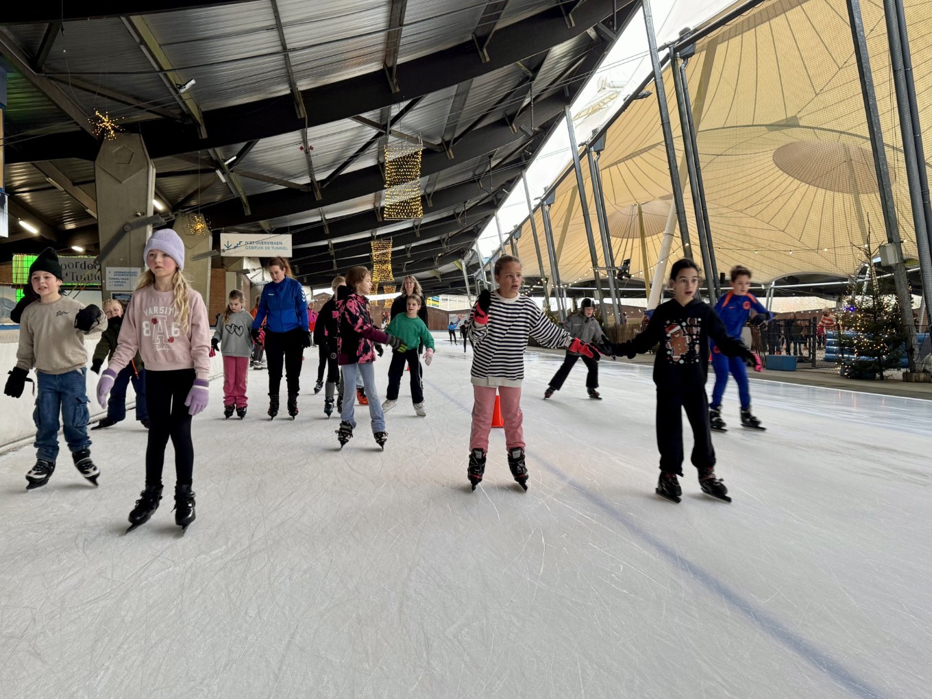 Dalfser schooljeugd geniet van schaatsmiddag in Deventer
