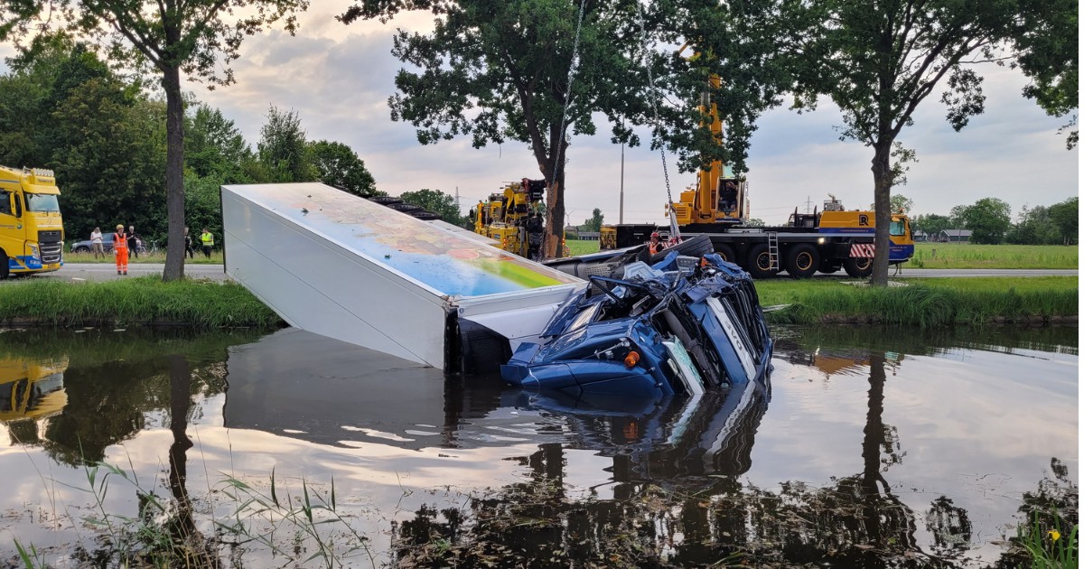 Vrachtwagen te water N377