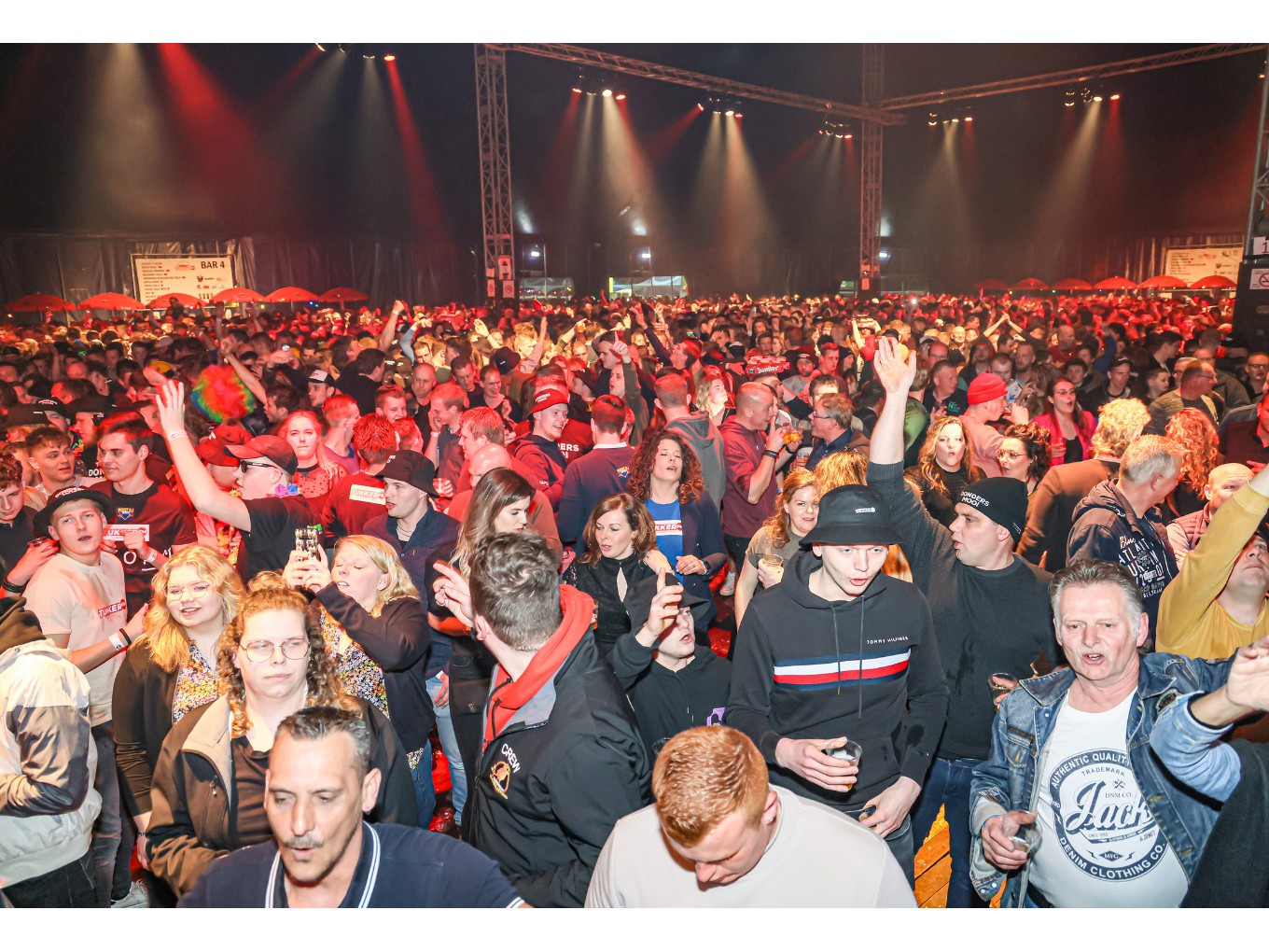 Uitverkochte tent voor Tukker FM tentparty in Nieuwleusen