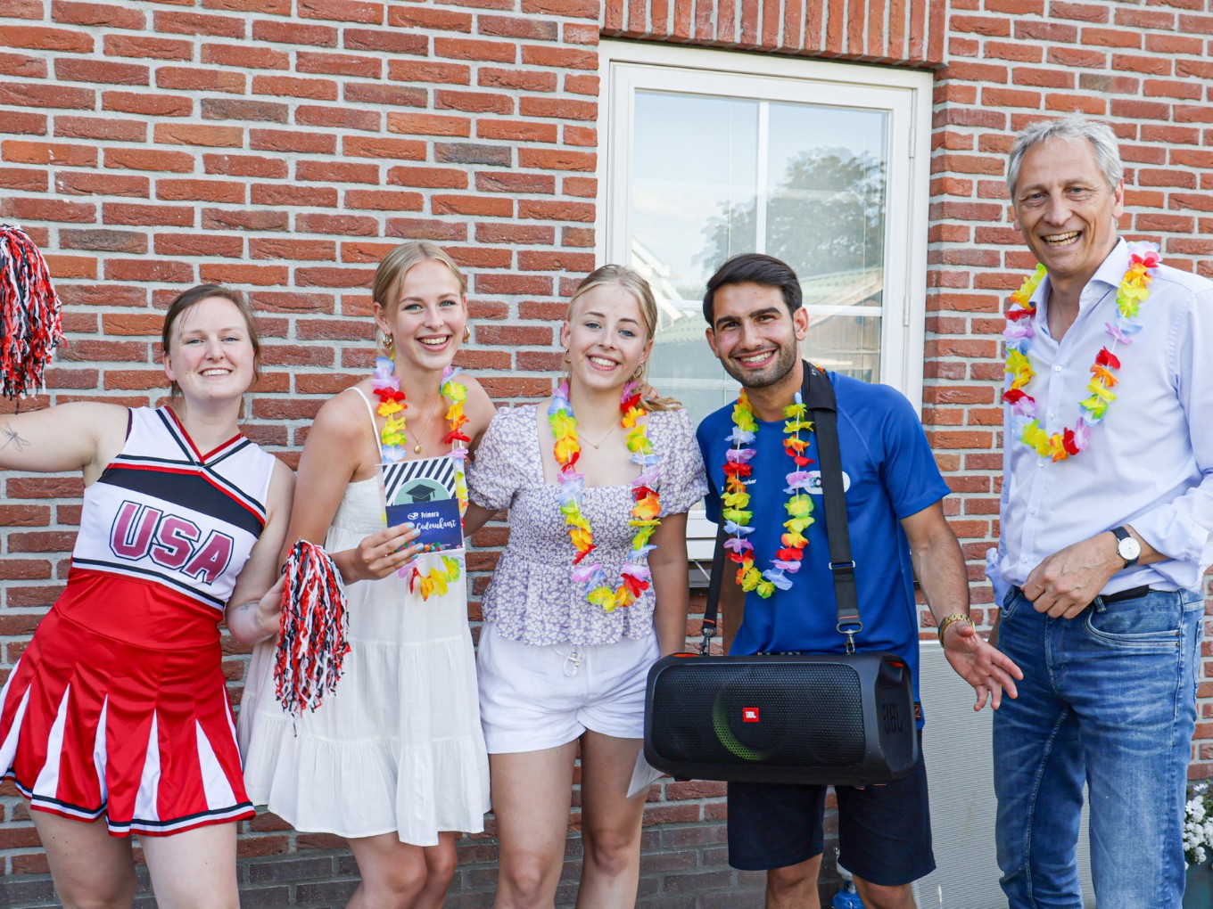 Geslaagden-karavaan feliciteert geslaagde jongeren