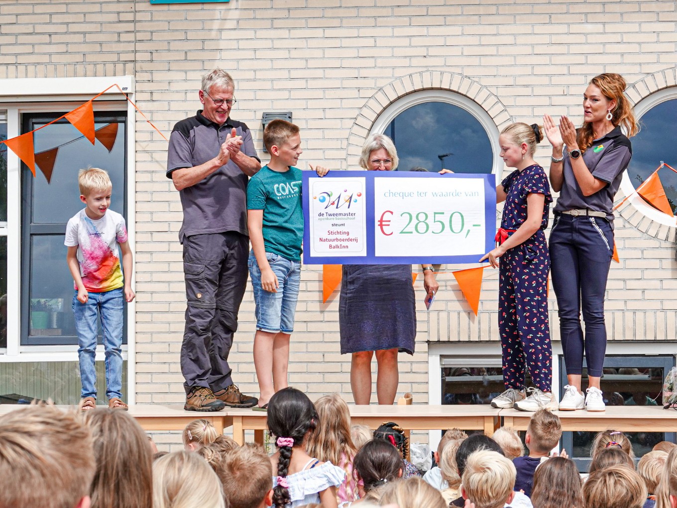 De Tweemaster overhandigt cheque aan BalkInn