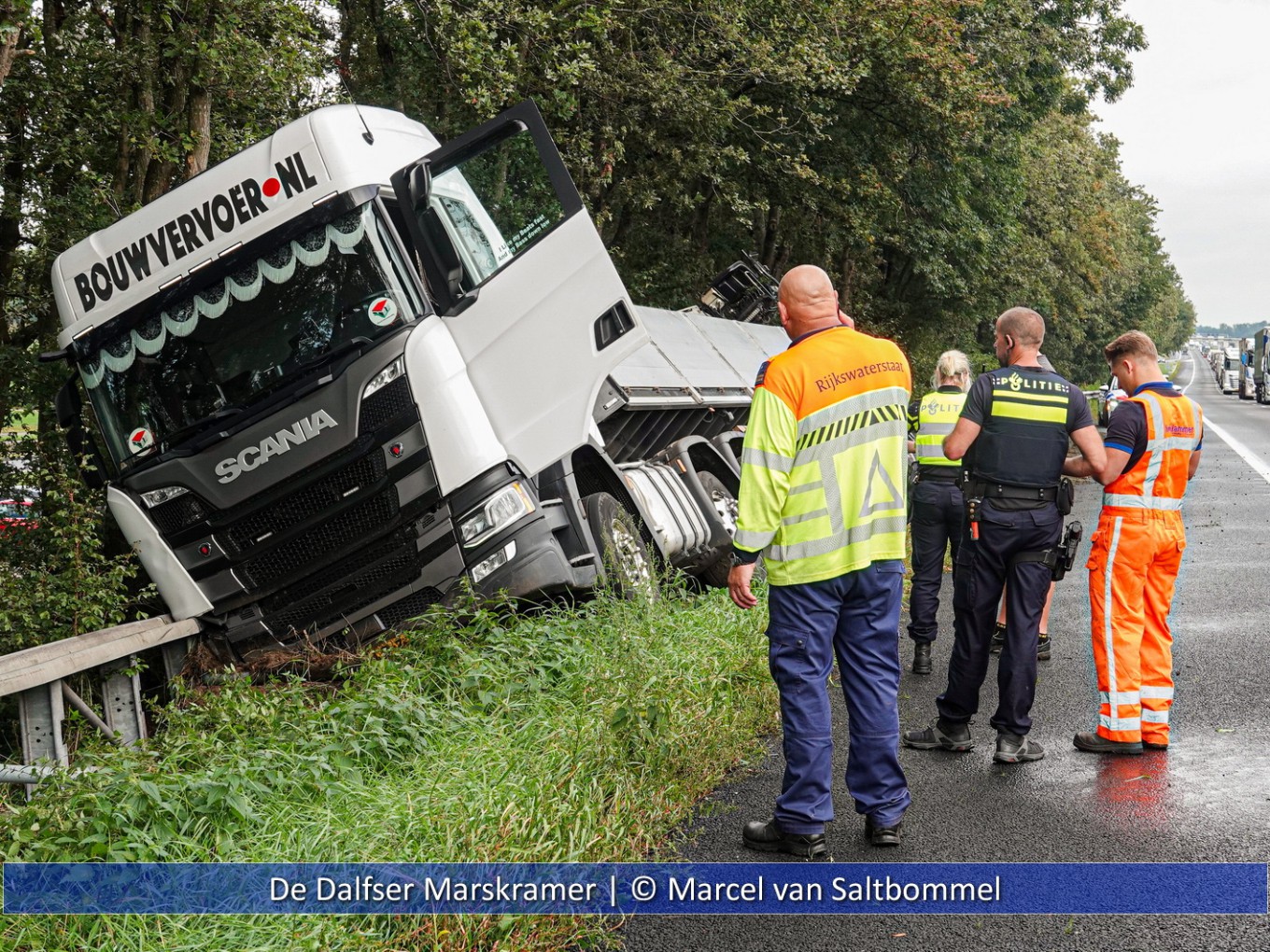 Vrachtwagen raakt van de weg