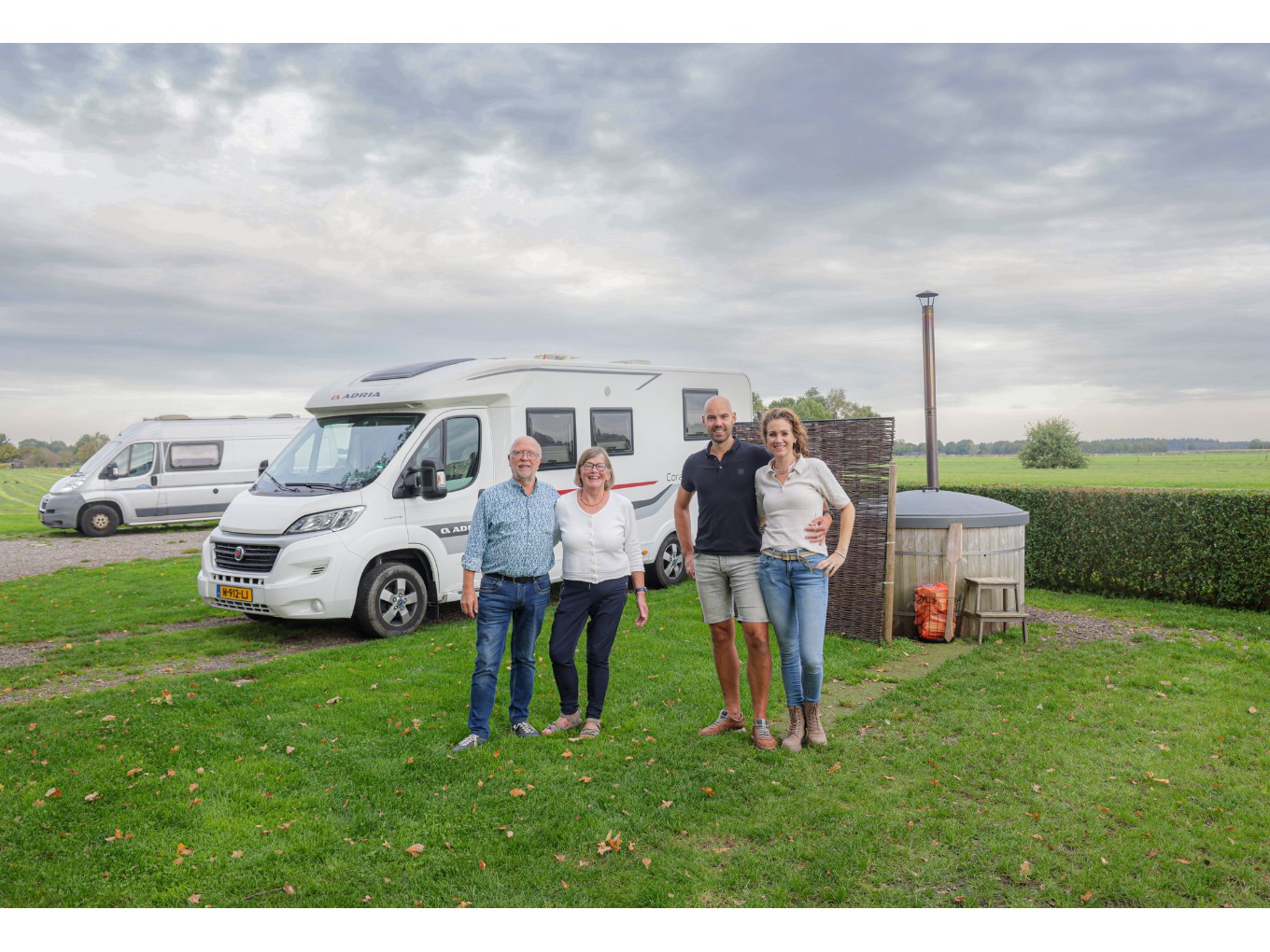 Janny en Luit Dekens dragen Camperplaats Vechtdal over