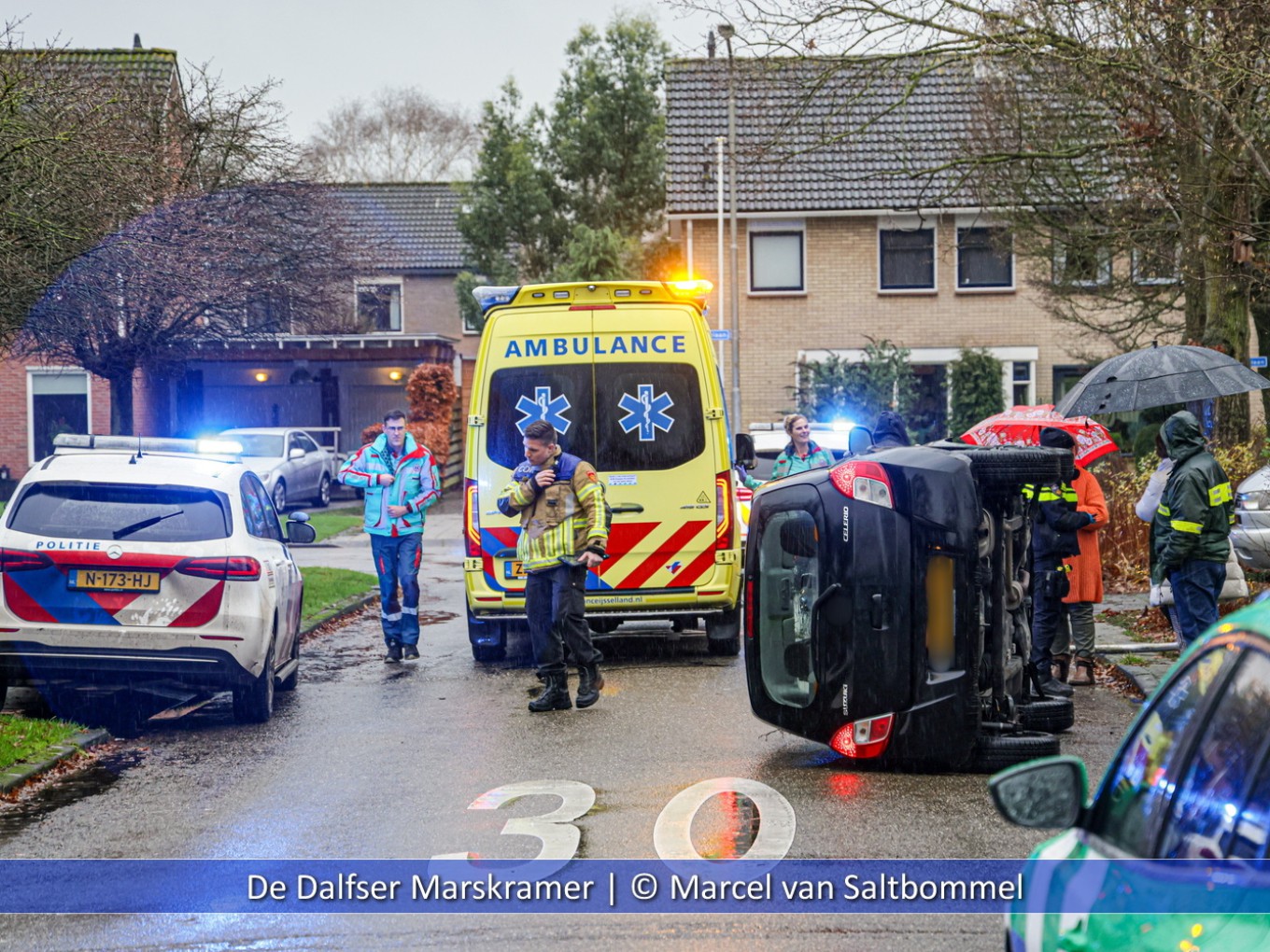 Auto gekanteld op de Magnolialaan