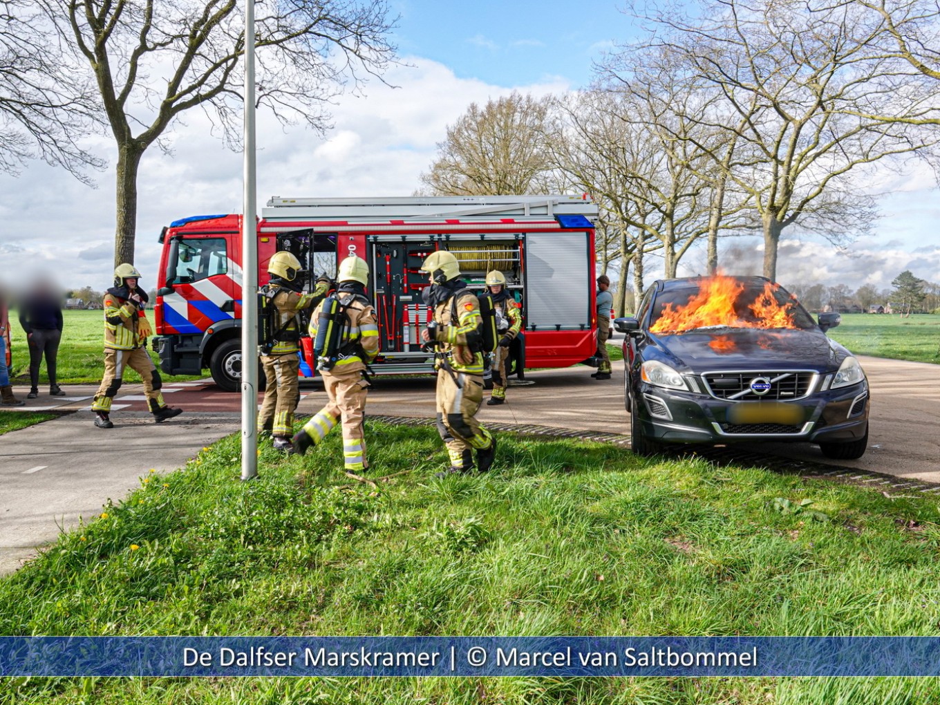 Auto in brand tijdens het rijden