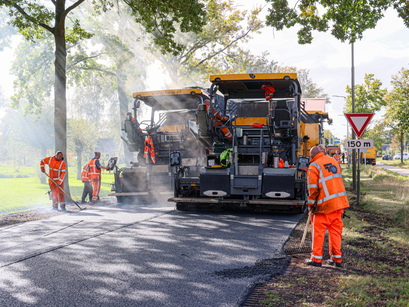 Nieuw asfalt N758 Westeinde Nieuwleusen